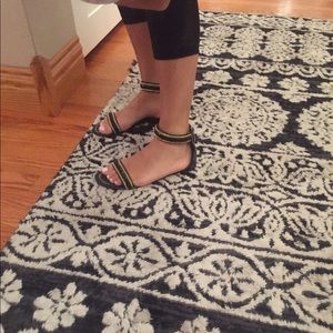 Report women’s sandals- size 6